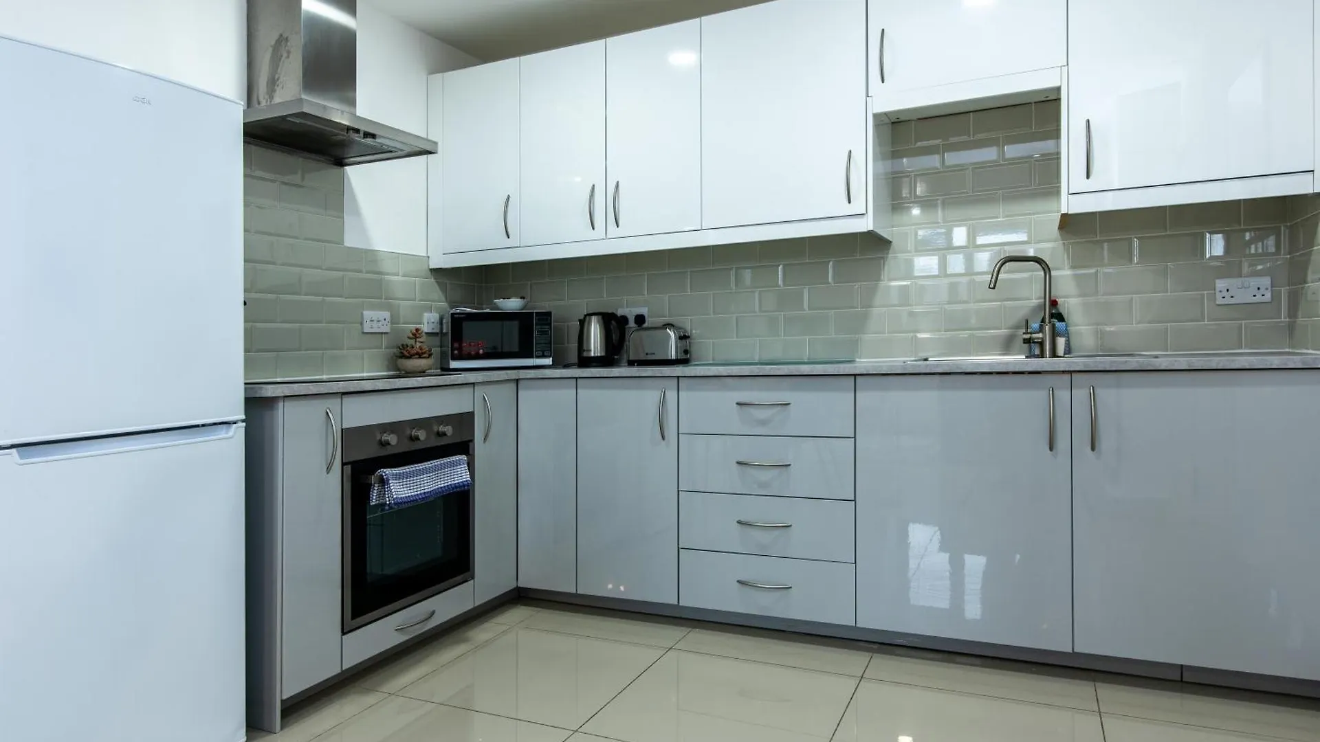 3-Br Apartment In Prime Leeds City Centre