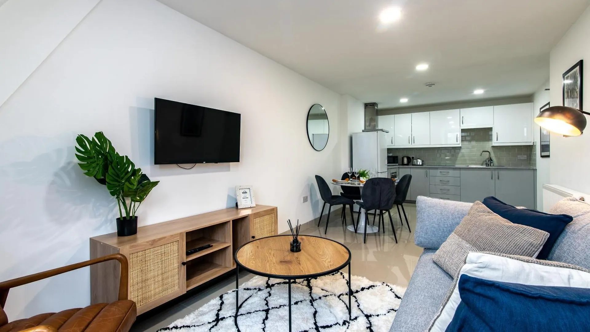 3-Br Apartment In Prime Leeds City Centre