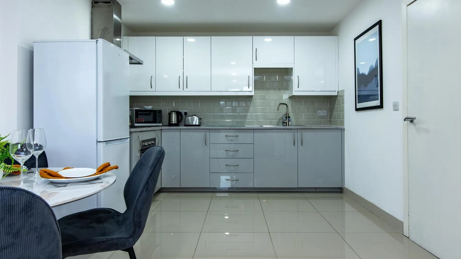 3-Br Apartment In Prime Leeds City Centre