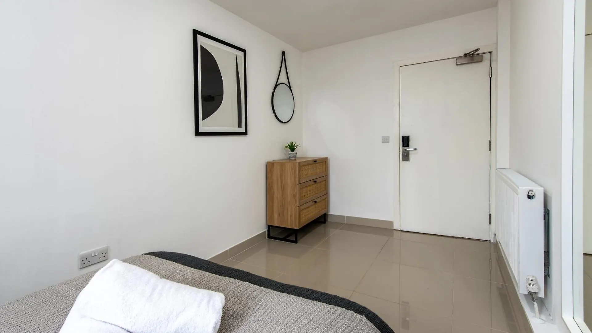 3-Br Apartment In Prime Leeds City Centre