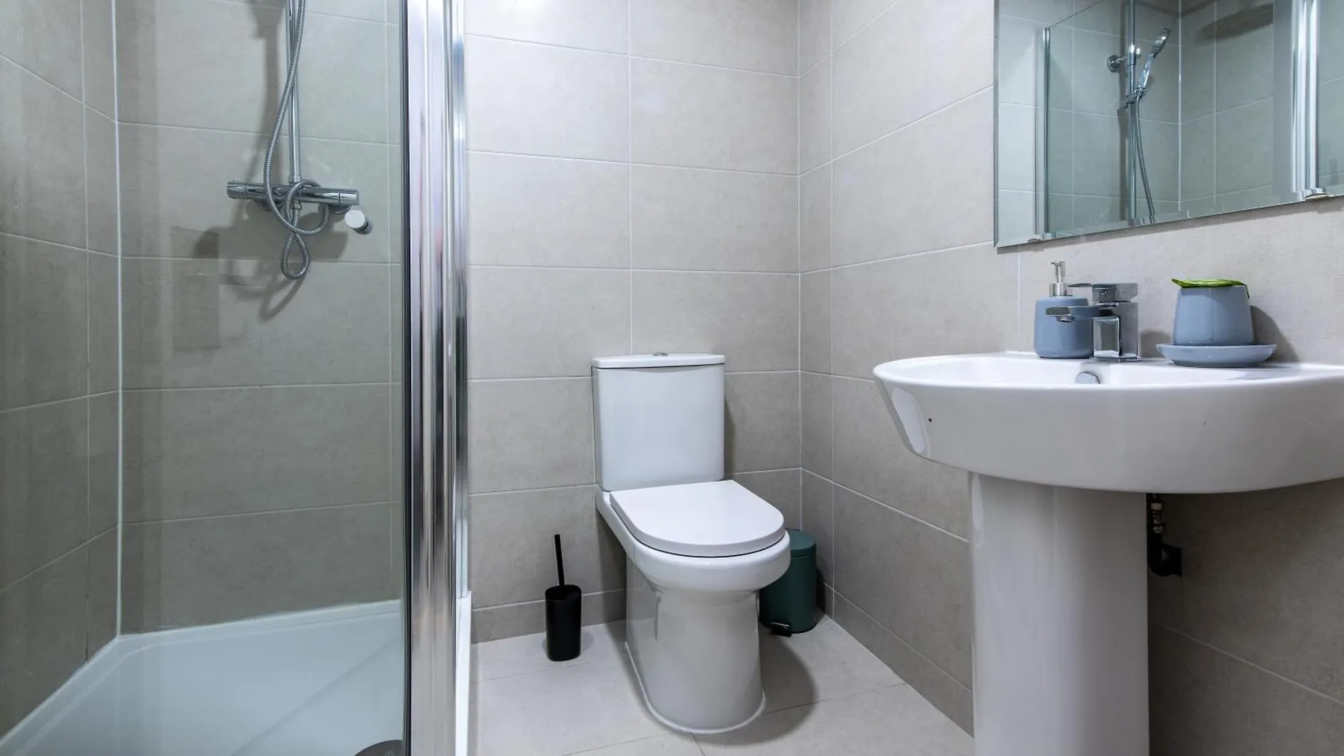 3-Br Apartment In Prime Leeds City Centre