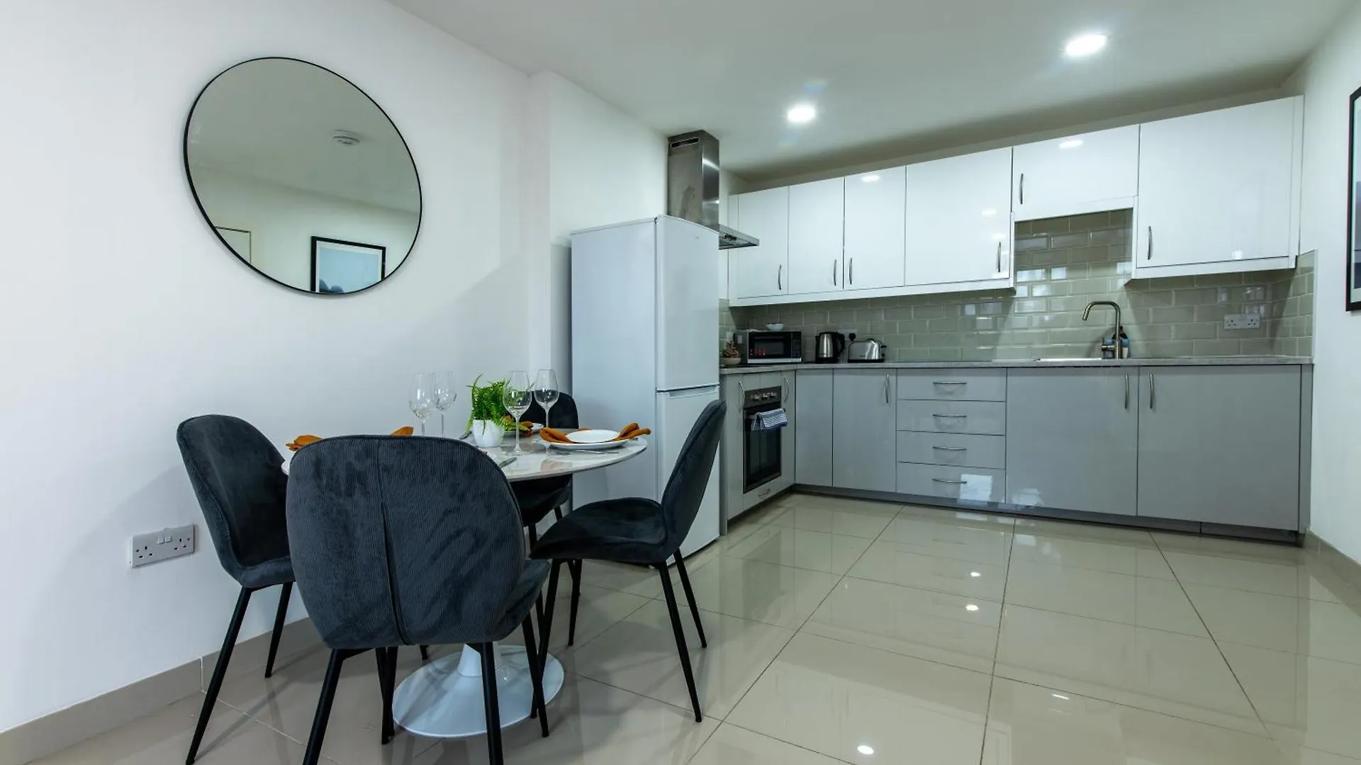 3-Br Apartment In Prime Leeds City Centre
